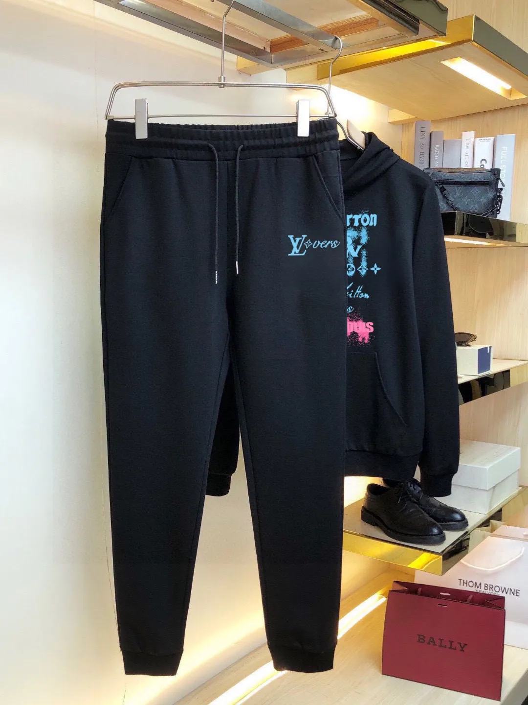 🅿️400 [LV Louis Vuitton] (Fat Man Gospel) hot-selling suit is coming. Focus on the original version of the official website. 2025 new hot-selling cardigan sweater suit. The original order is the best. 🇭🇰The meticulous work of top designers is dedicated to a fitting and perfect upper body effect. 100% natural high-quality Roman cotton, close-fitting comfort, noble and elegant! Original hardware embodies elegance and nobility! Counter size: M-5XL (maximum wear up to 220 pounds)